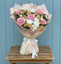Букет цветов из:  Гвоздики, Орхидеи и Розы в Пятовском