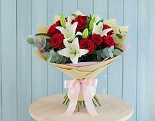 Букет цветов из:  Лилии и Розы в Пятовском