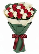 Букет Микс из красных и белых роз в Пятовском