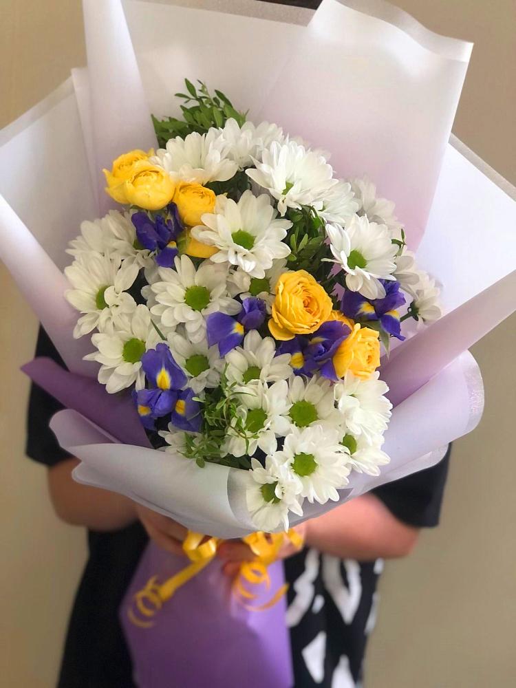 Букет цветов из: Ирисы, Хризантемы и Розы в Пятовском