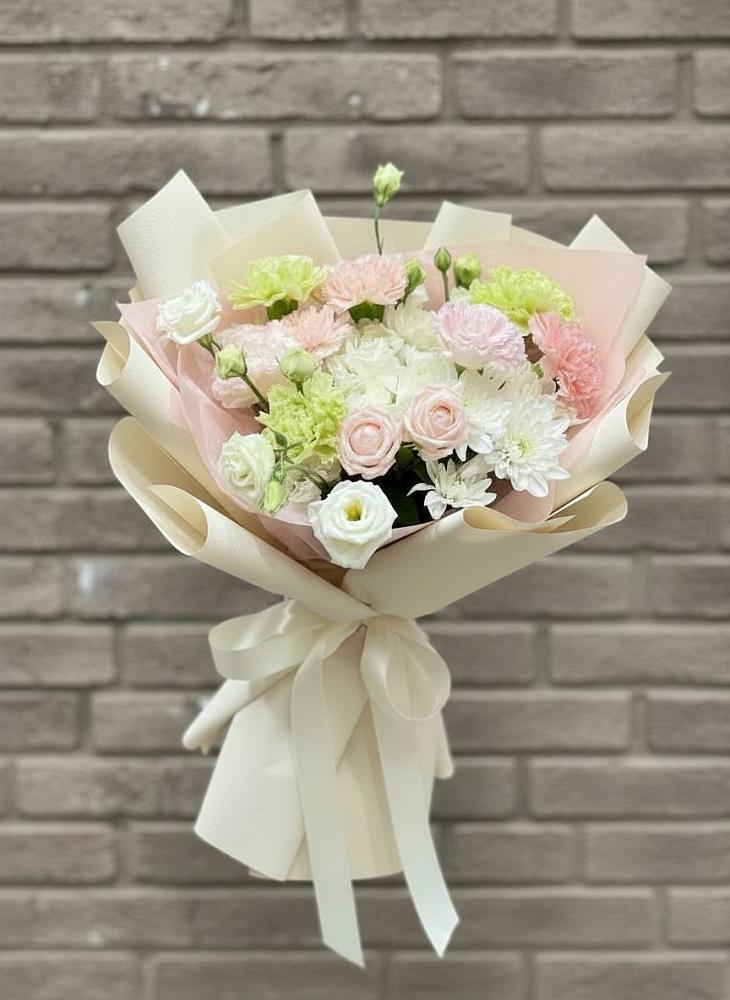 Букет цветов из: Гвоздики, Розы, Лизиантусы и Хризантемы в Пятовском