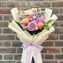 Букет цветов из:  Лизиантусы и Розы в Пятовском