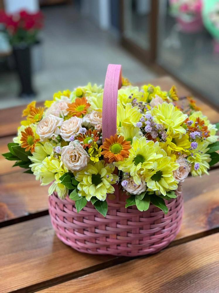Цветочная композиция из Хризантемы и Розы в корзине в Пятовском